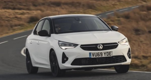 Vauxhall Corsa е изключително популярен във Великобритания, а европейците ценят също марката, известна ни от ази част на Ламанщша като Opel. Автомобилът от сегашното поколение беше наличен при пускането си с бензинови, дизелови и електрически задвижвания. Последното поколение дизелова Corsa беше в състояние да падне до цитирания горе разход на 100 км.

Opel предлага и сега дизелов вариант Corsa на определени пазари, но на доста е наличен само като бензинов хибрид. Вероятно това поколение ще е последното и на Острова, където делът на дизелите падна от 38 процента през 2016 година до едва 13 миналата. Прогнозите за 2028 сочат дял от едва 3 процента на дизеловите коли.
